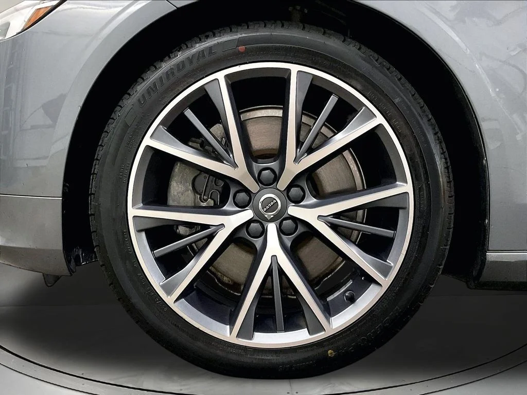 Used 2019 Gray Volvo T6 Momentum image 12