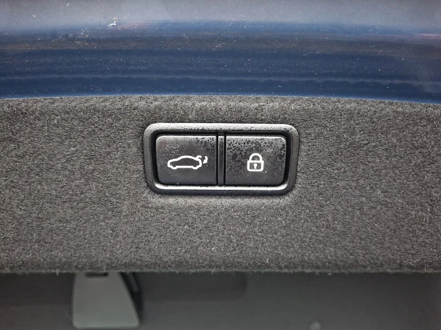 Used 2016 Blue Hyundai 3.8 image 32