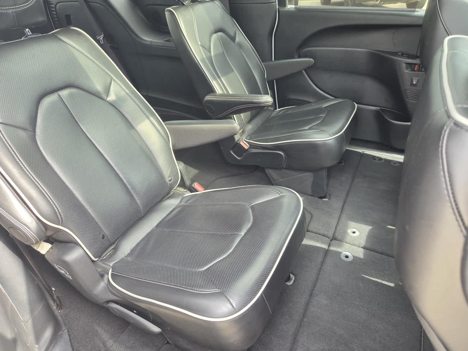 Used 2025 Bright White Clearcoat Chrysler Limited image 11