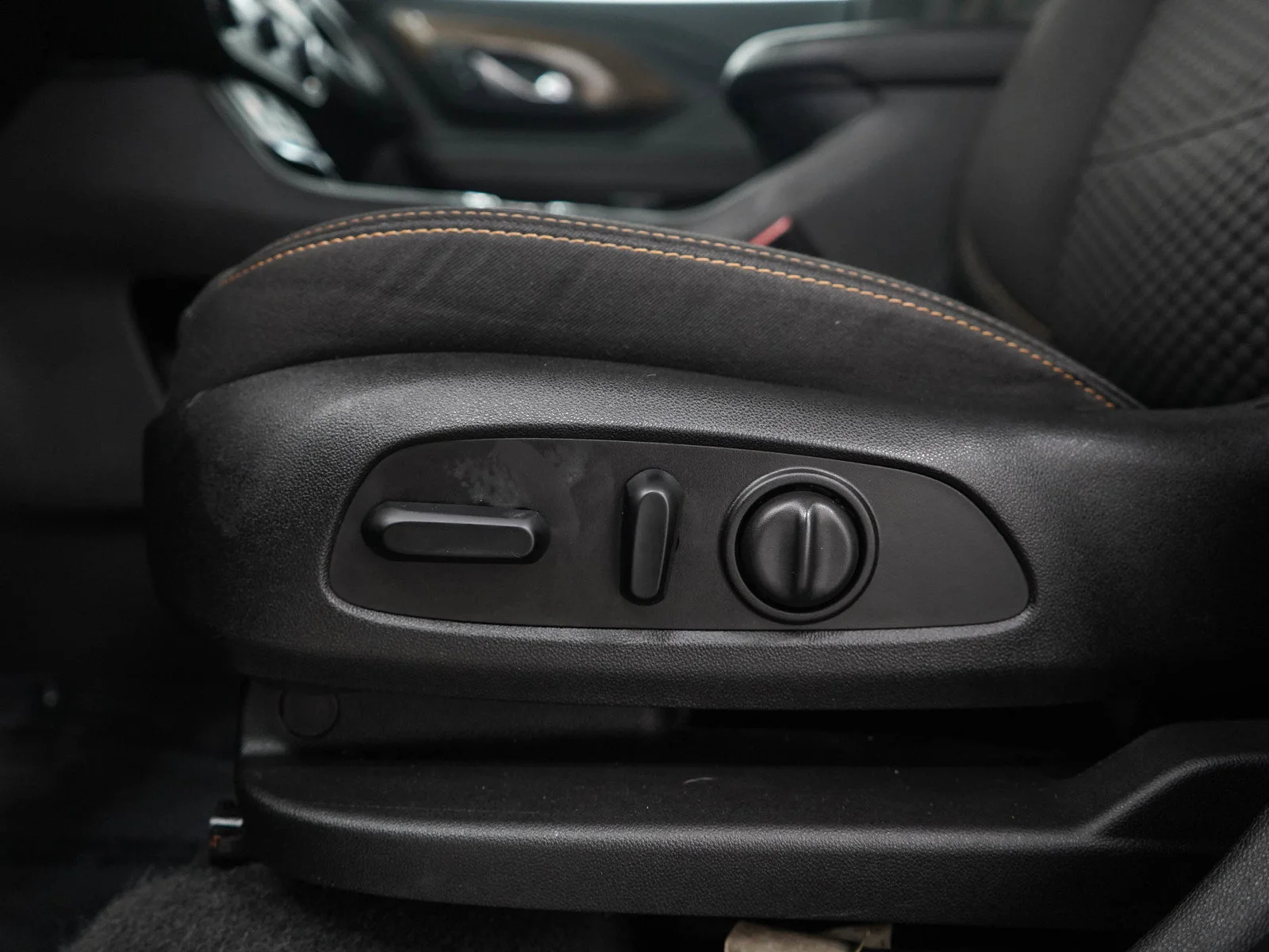 Used 2019 BLUE STEEL METALLIC GMC SLE image 22