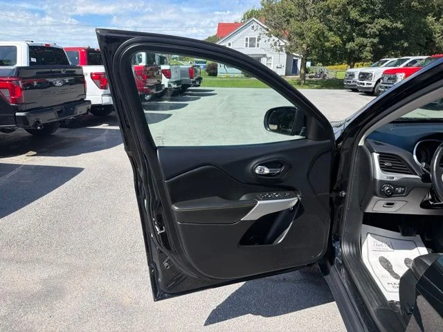 Used 2018 Diamond Black Jeep Latitude Plus image 17