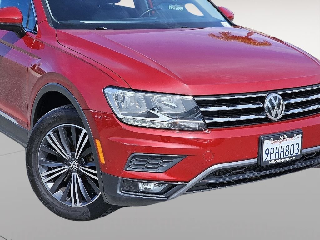 Used 2018 Cardinal Red Metallic Volkswagen 2.0T SEL image 4