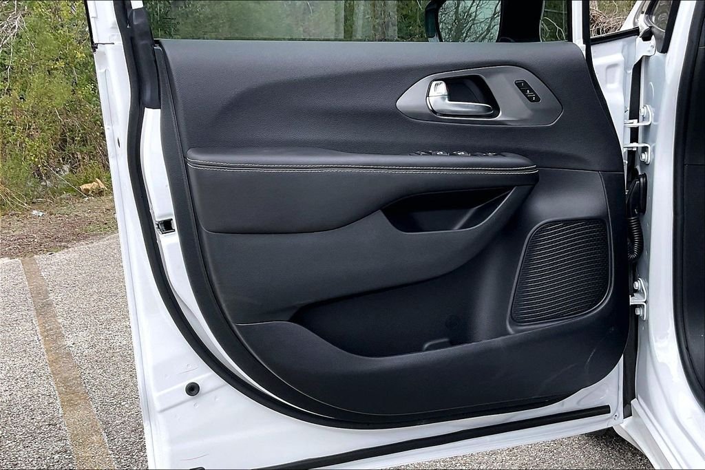 New 2026 Chrysler Pacifica Select 4D Passenger Van