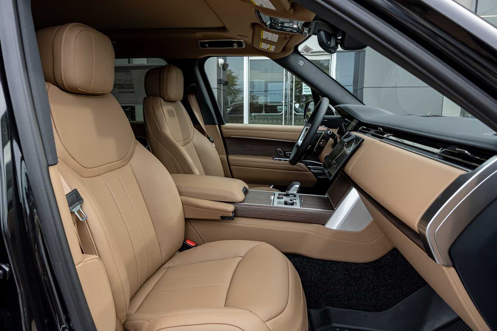 New 2027 Santorini Black Land Rover SE image 3