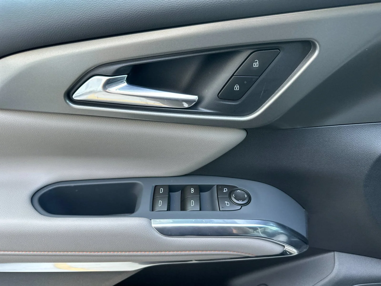 2027 Chevrolet Traverse LT - Photo 11