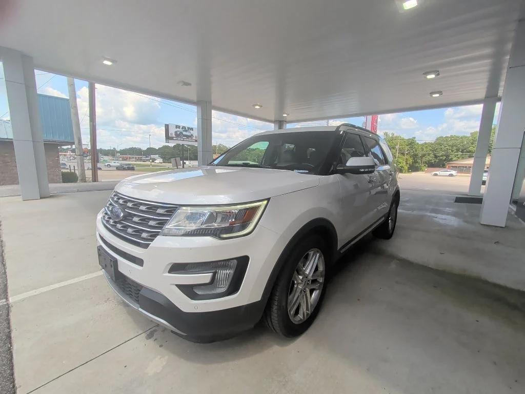 Used 2017 White Ford Limited image 1