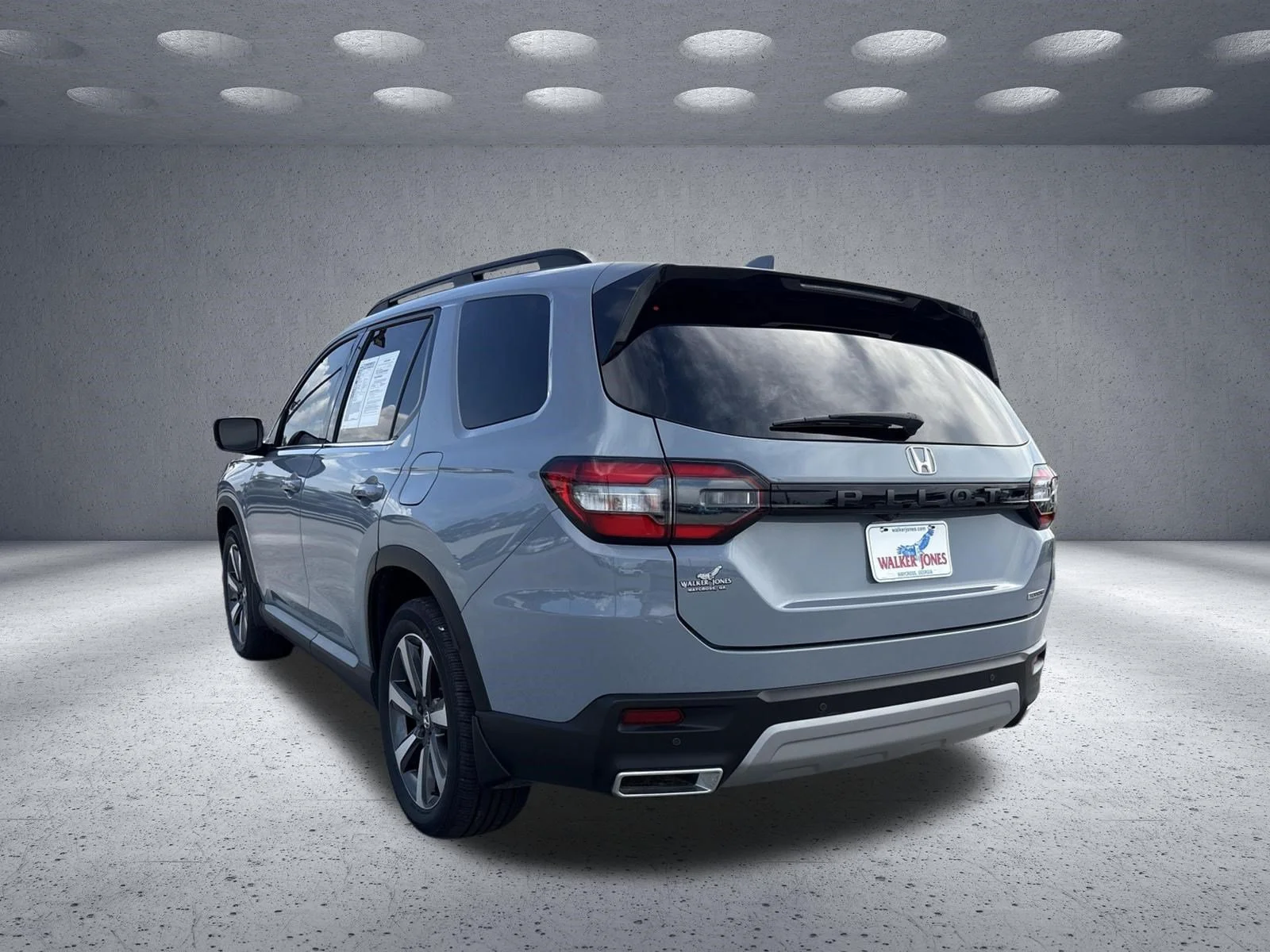 Used 2024 Sonic Gray Pearl Honda Touring image 7