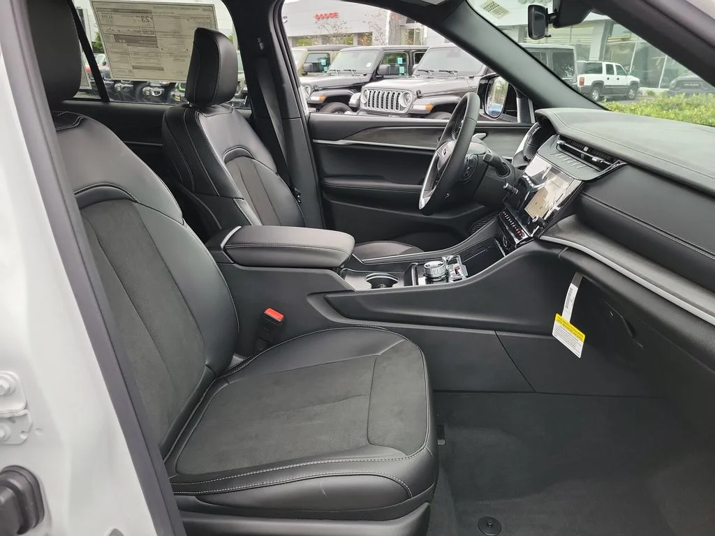 New 2026 Bright White Clear-Coat Exterior Paint Jeep Altitude image 12