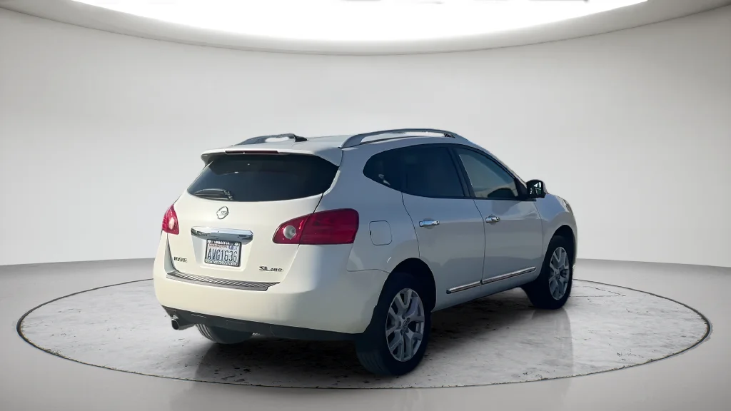Used 2012 White Nissan SL image 6