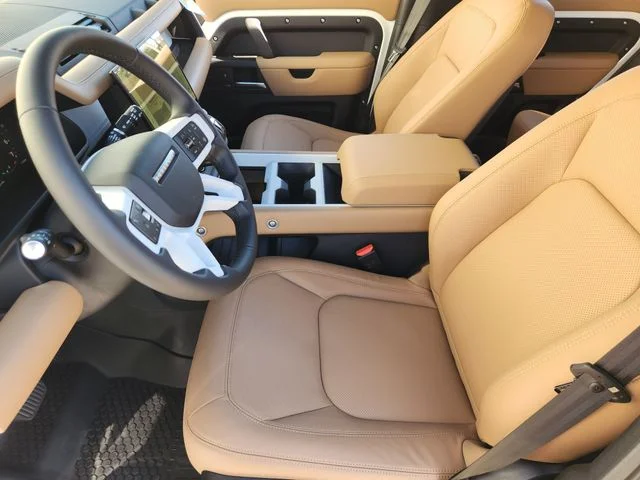 Used 2026 White Land Rover X-Dynamic SE image 9