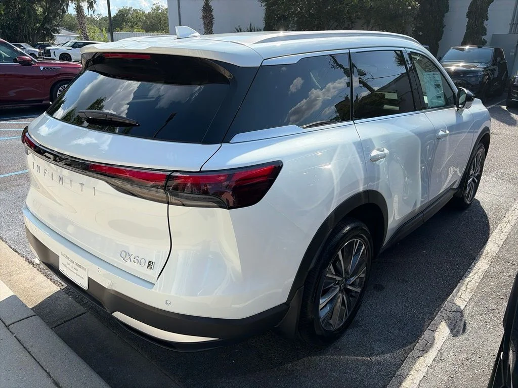 New 2027 RADIANT WHITE INFINITI LUXE image 3