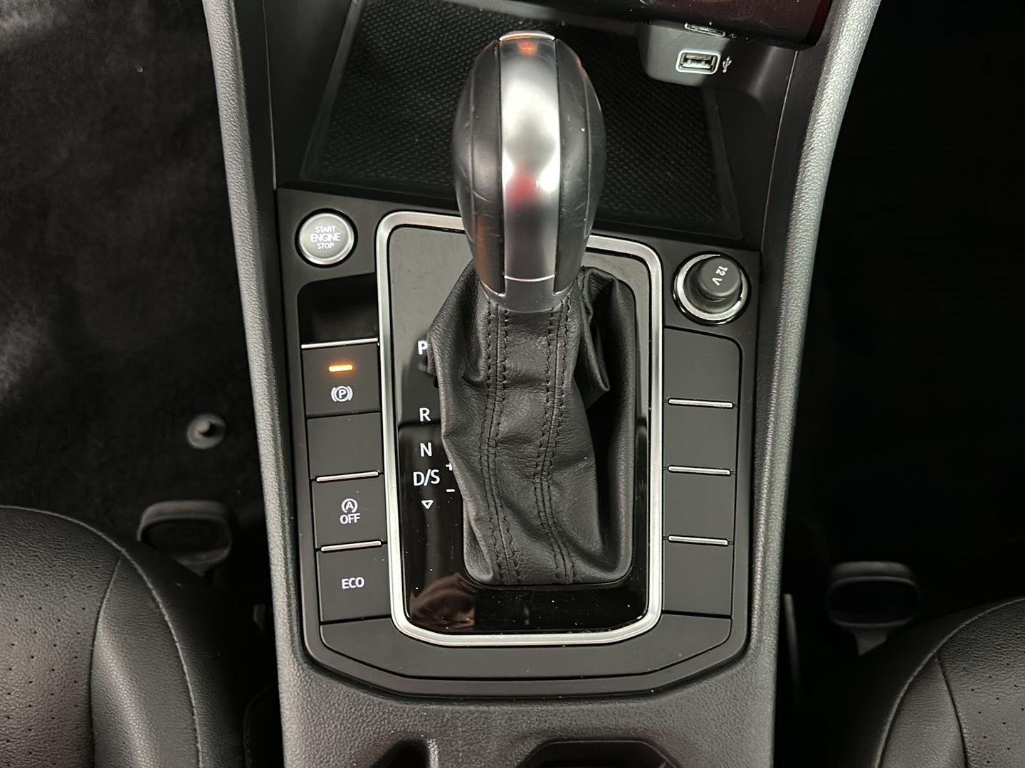 Used 2019 Platinum Gray Metallic Volkswagen SE image 33