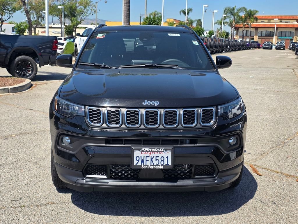 New 2025 Diamond Black Crystal Pearl-Coat Exterior Paint Jeep Latitude image 2
