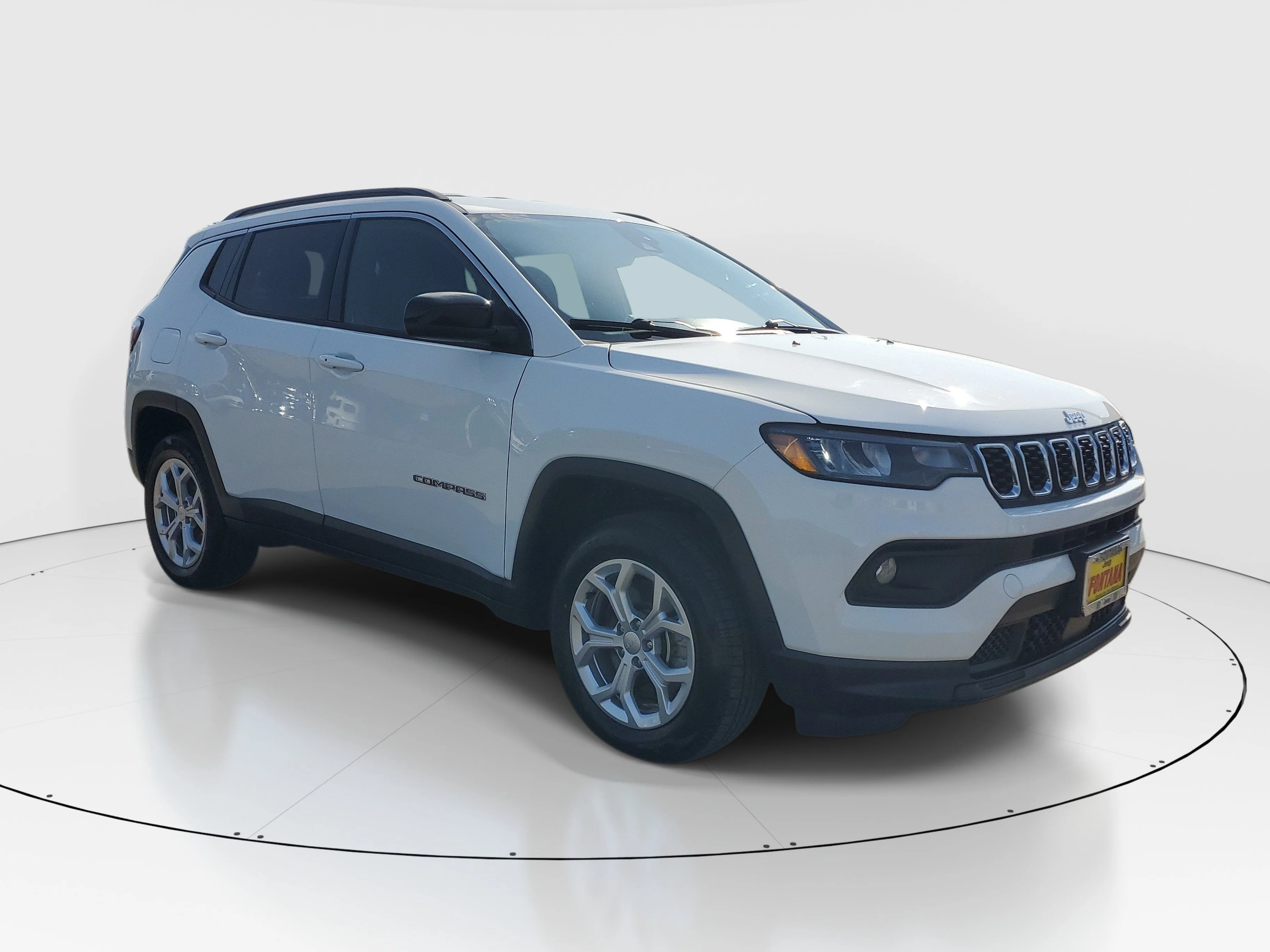 Used 2024 White Jeep Latitude image 8