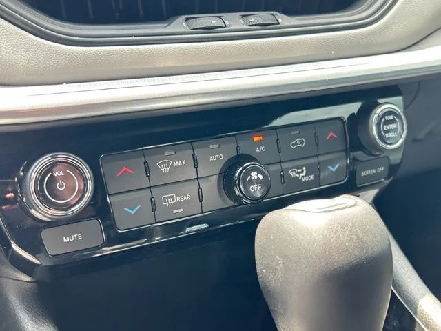 Used 2025 Silver Jeep Limited image 41