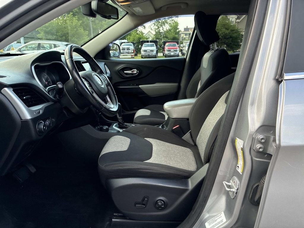 Used 2014 Silver Jeep Latitude image 22