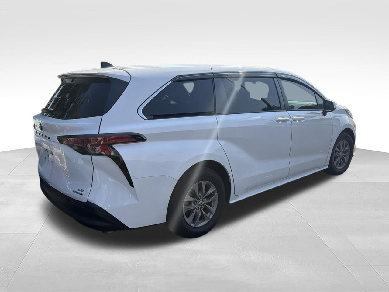 Used 2022 White Toyota LE image 4