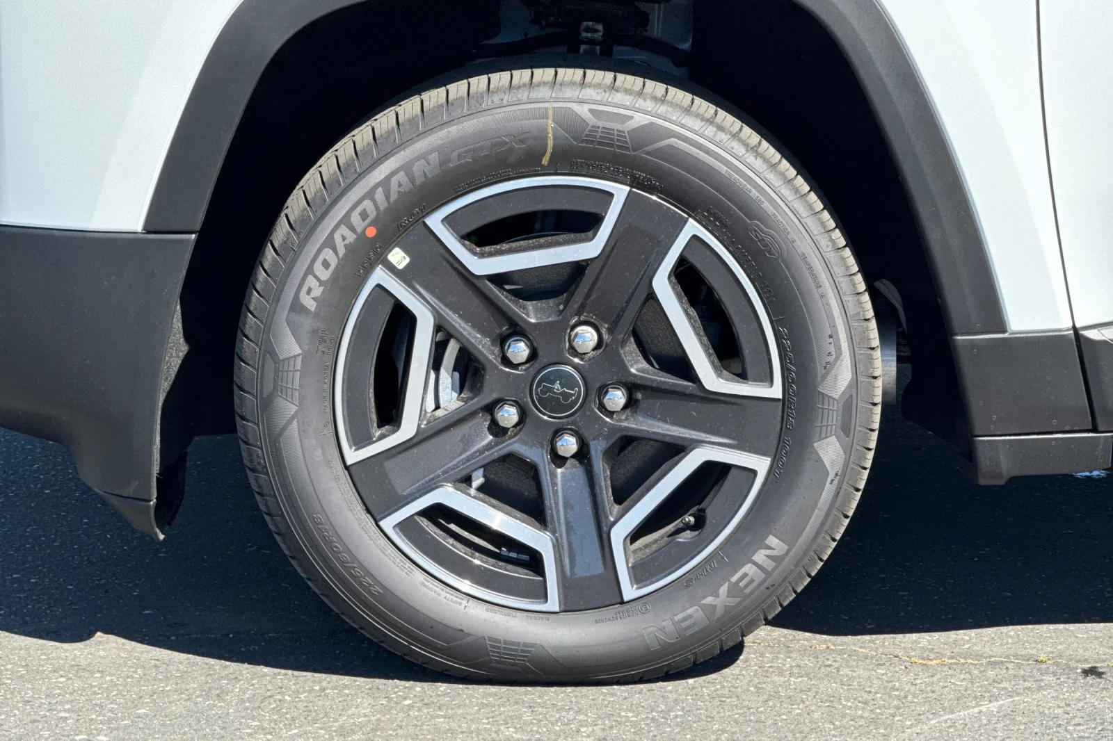 New 2026 Bright White Clear-Coat Exterior Paint Jeep Laredo image 25