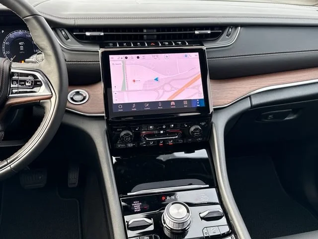 New 2025 Diamond Black Crystal Pearl-Coat Exterior Paint Jeep Summit image 22