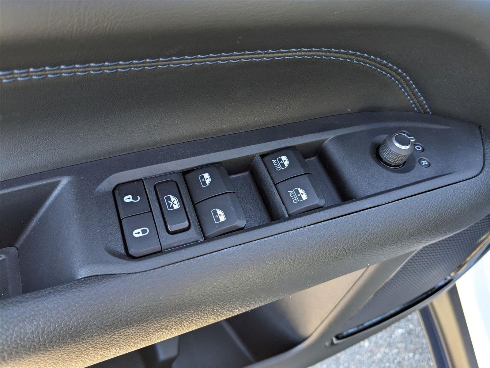 New 2026 Bright White Clear-Coat Exterior Paint Jeep Latitude Altitude image 13