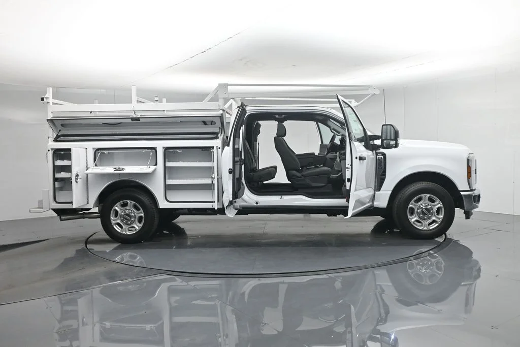 New 2026 Oxford White Ford XLT image 4
