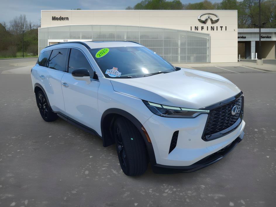 Certified Used 2025 Majestic White INFINITI LUXE image 2