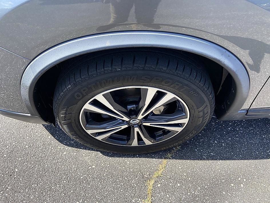 Used 2018 Gun Metallic Nissan SL image 8