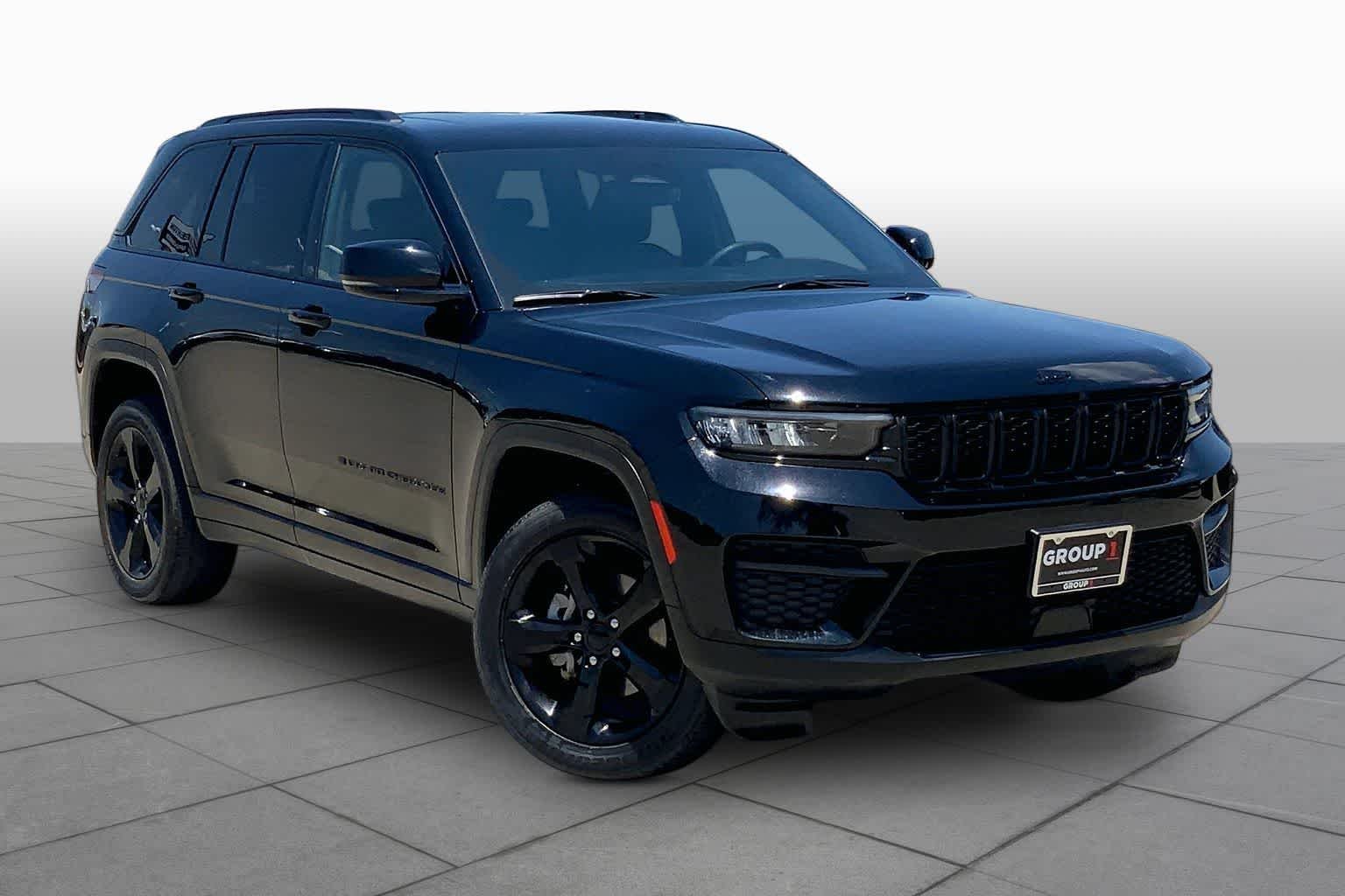 Used 2023 Diamond Black Crystal Pearlcoat Jeep Altitude image 3