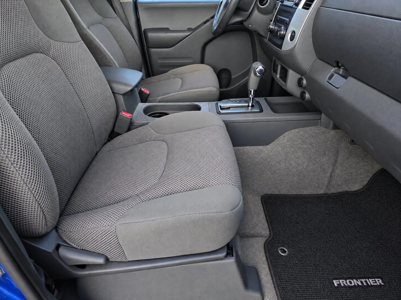 Used 2015 Metallic Blue Nissan S image 27