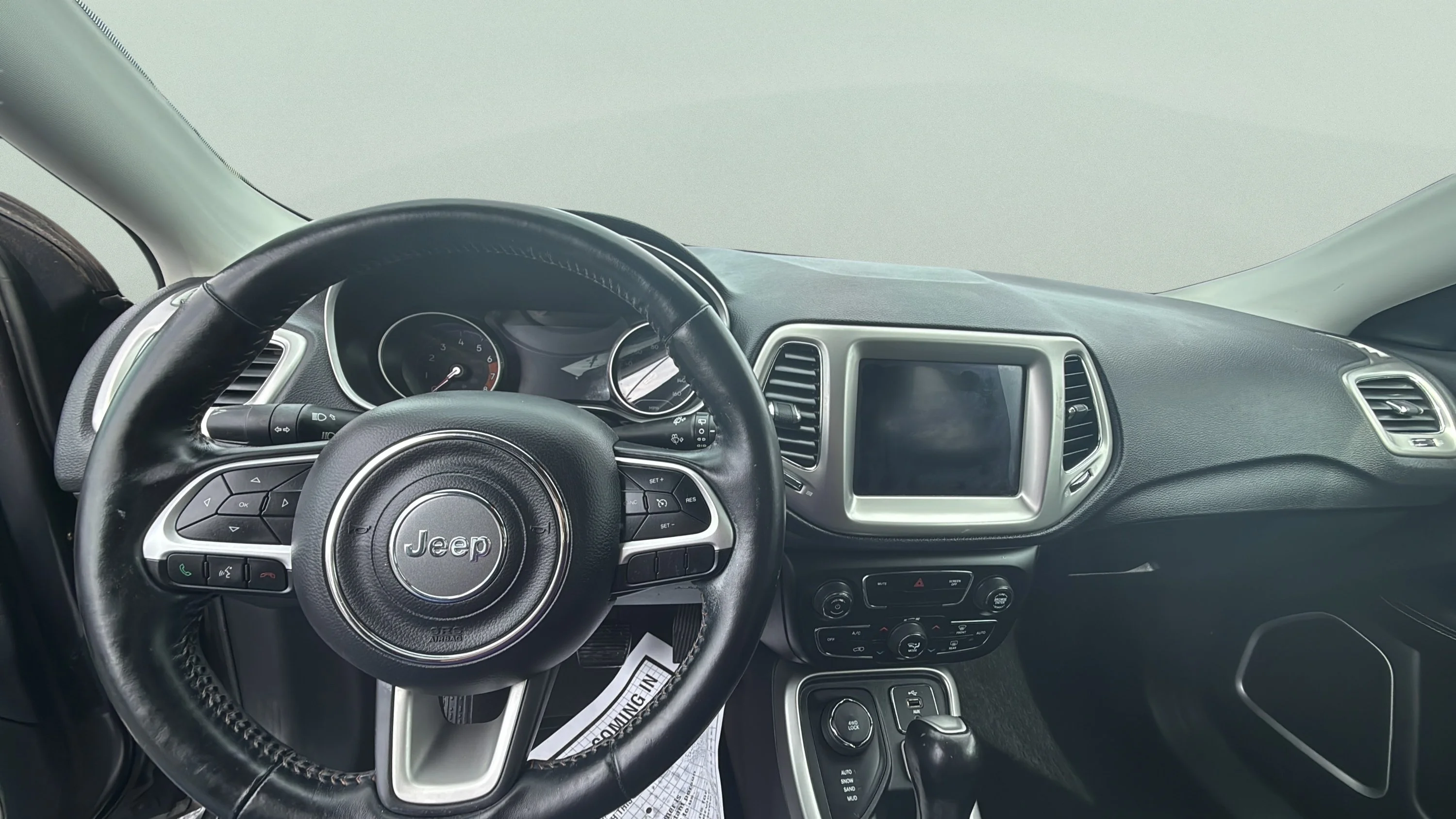 Used 2018 Gray Jeep LATITUDE image 9