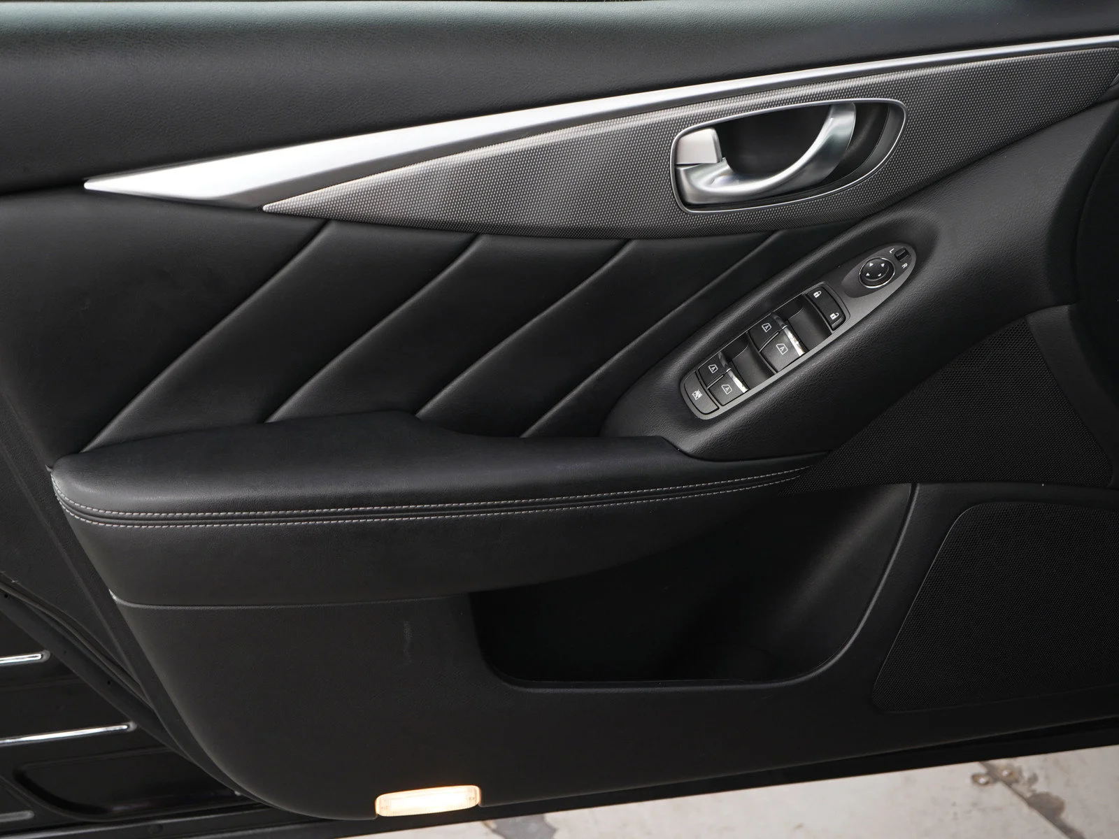 Used 2015 Black Obsidian INFINITI Sport image 19