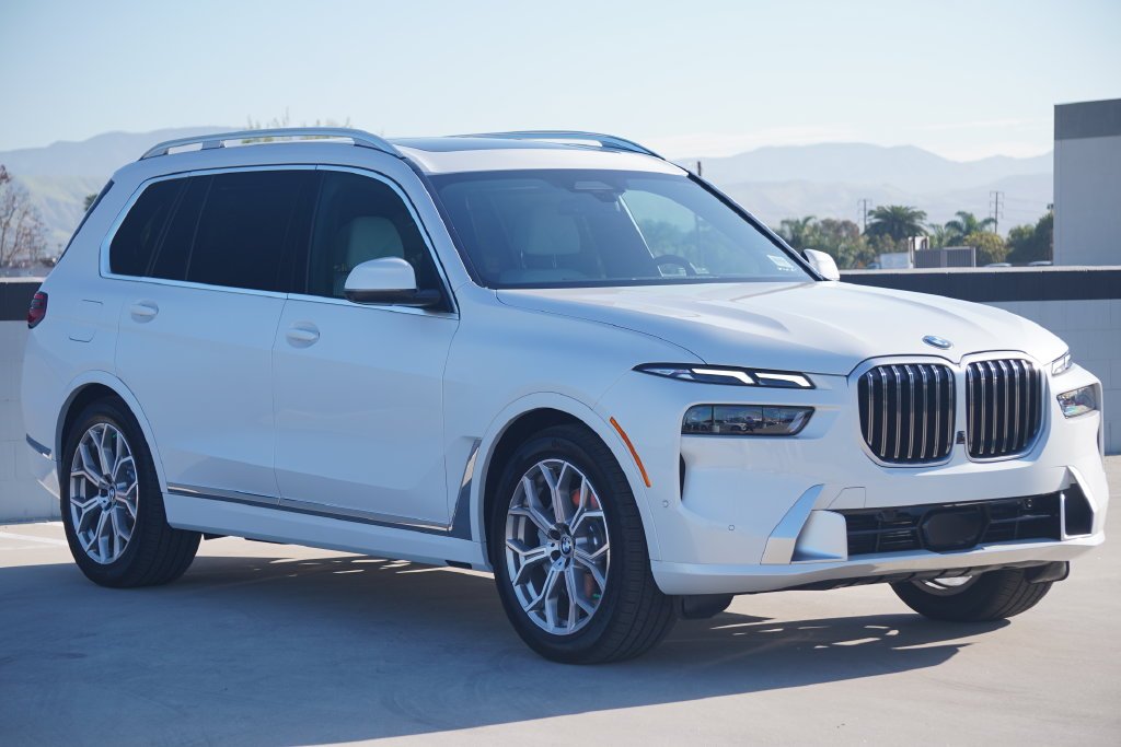 Used 2026 Mineral White Metallic BMW xDrive40i image 3