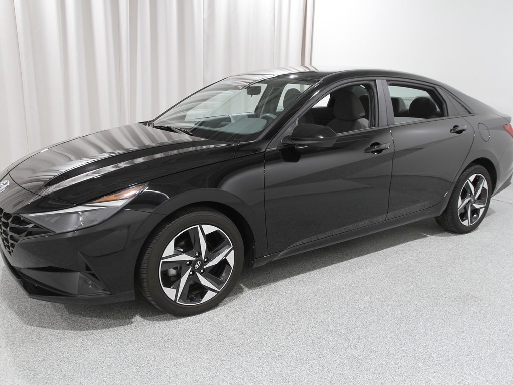 2023 Hyundai Elantra SEL photo 2