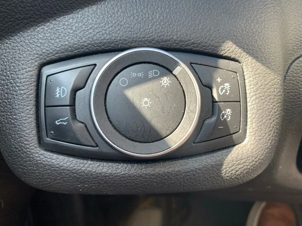 Used 2017 Red Ford SE image 23