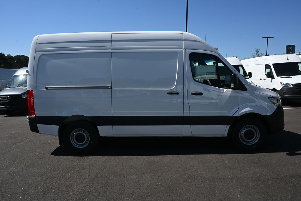 Used 2025 Arctic+White Mercedes-Benz Cargo 144 WB image 24