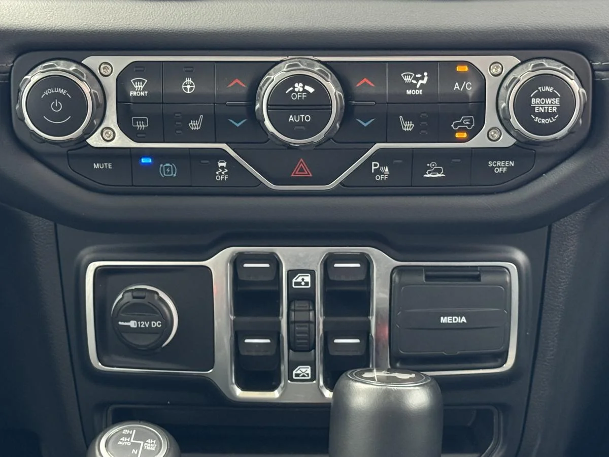 Used 2024 Silver Jeep Sahara 4xe image 19