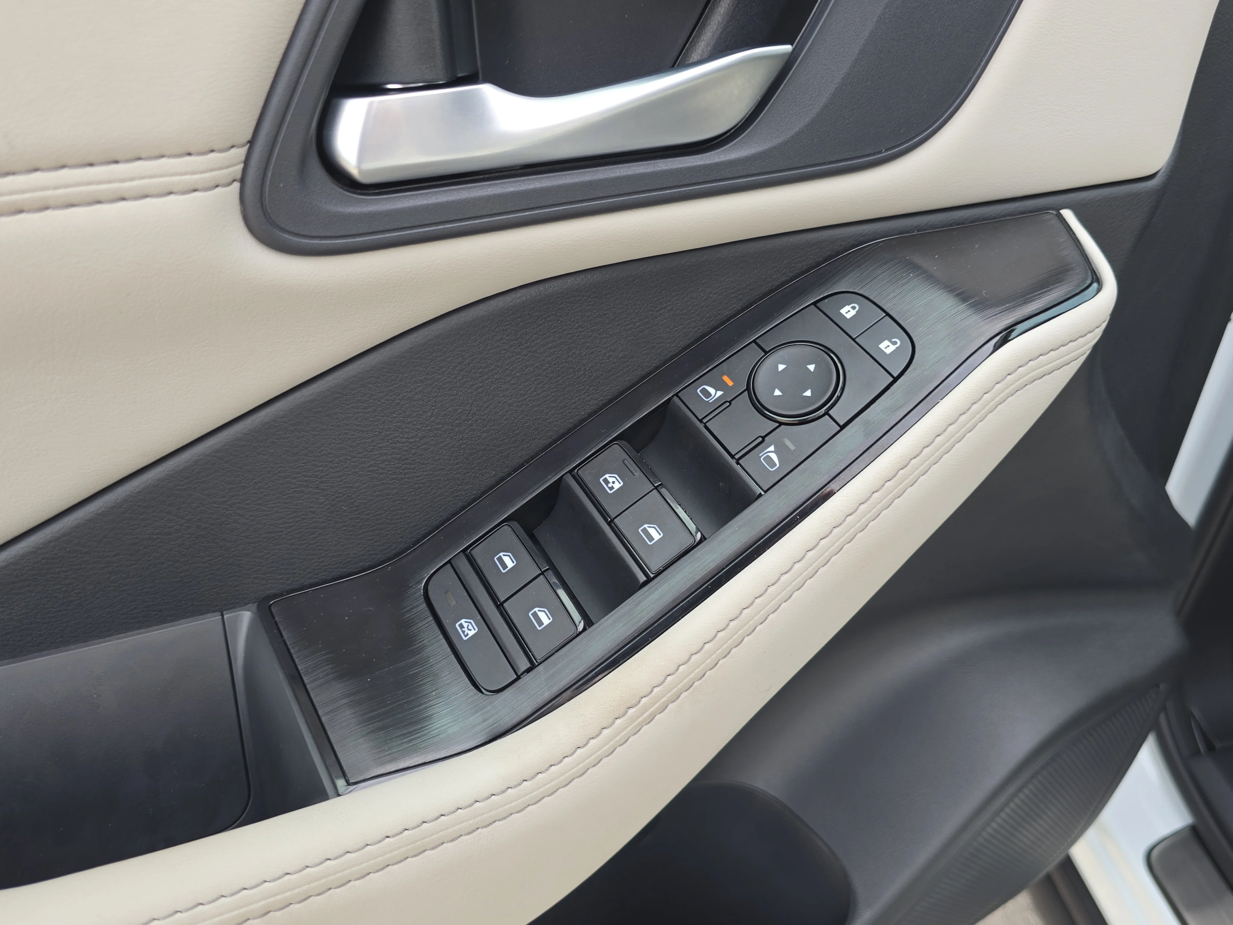New 2026 Everest White Pearl TriCoat Nissan Dark Armor™ image 20
