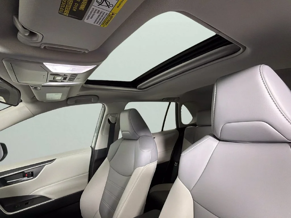 Used 2023  Toyota XLE Premium image 28