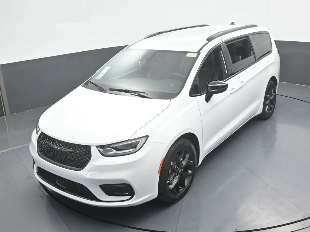 New 2026 Bright White Clear-Coat Exterior Paint Chrysler Select image 45