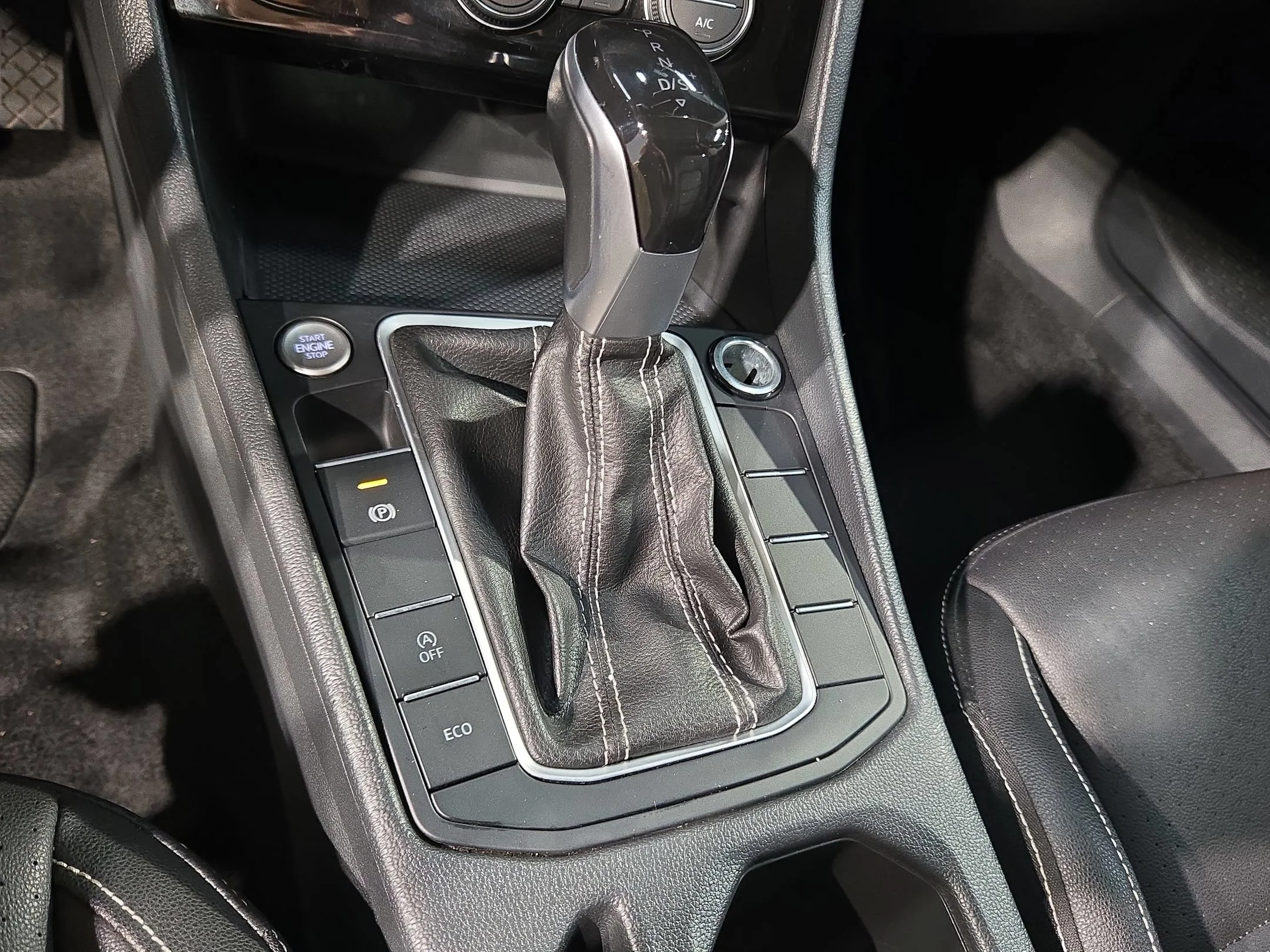 Used 2024 Platinum Gray Metallic Volkswagen SE image 32