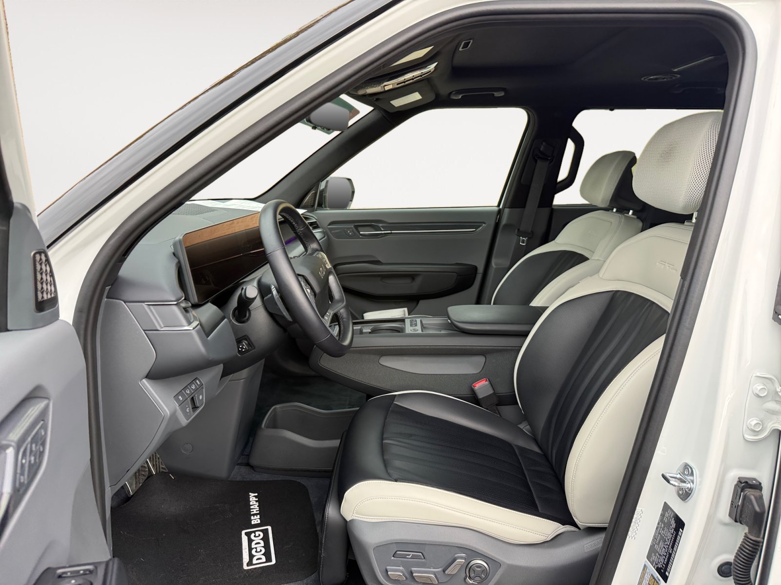 Used 2024 Snow White Pearl Kia GT-Line image 10