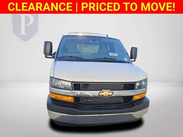 New 2025 Summit White Chevrolet 1WT image 13