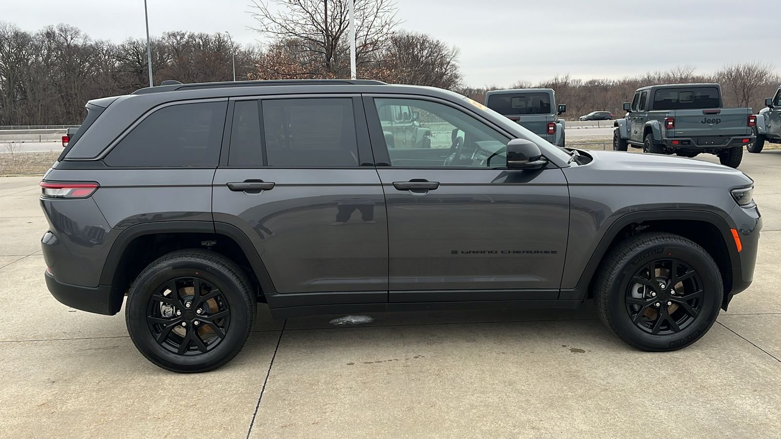 New 2026 Baltic Gray Metallic Clear-Coat Exterior Paint Jeep Altitude image 9