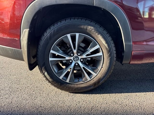 Used 2016 Red Toyota XLE V6 image 10