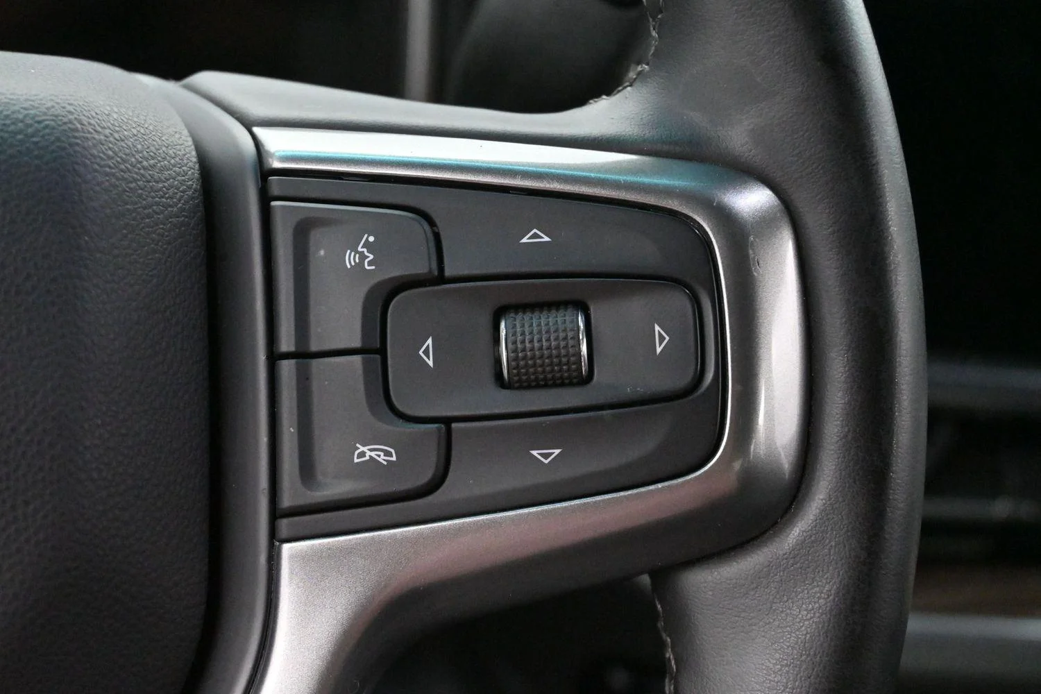 Used 2025 Summit White Chevrolet LT image 19