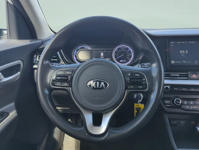 Used 2020 White Kia LX image 23