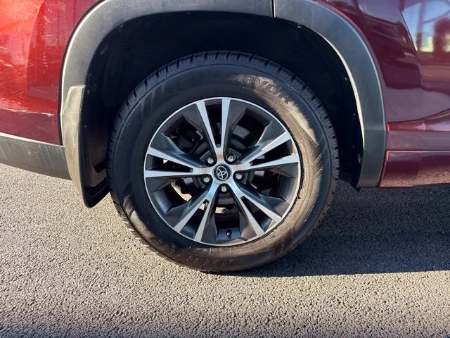 Used 2016 Red Toyota XLE V6 image 10