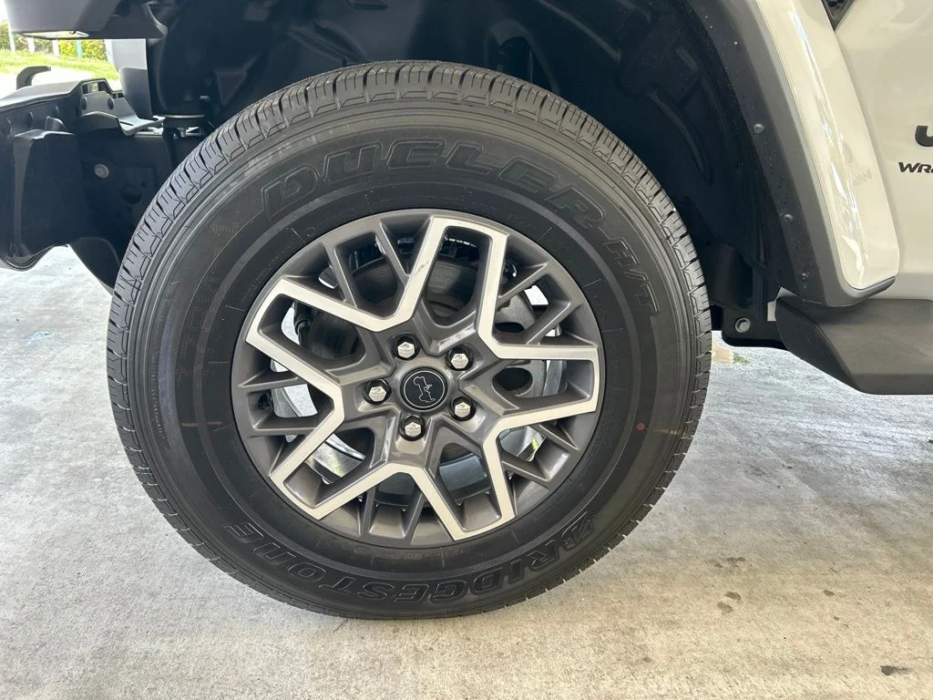 Used 2025 White Jeep Sahara image 14