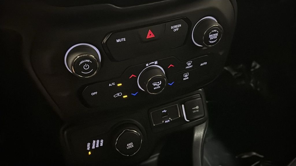 Used 2019 Green Jeep Latitude image 21