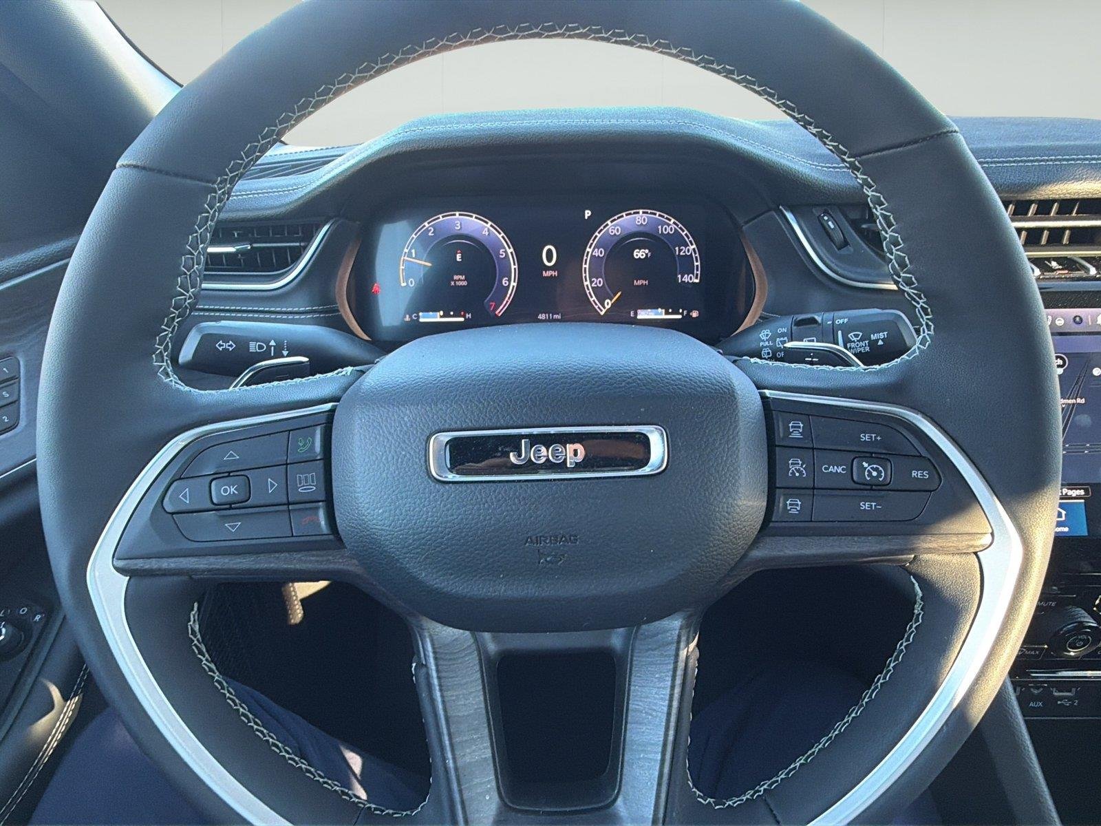 Used 2025  Jeep Limited image 24